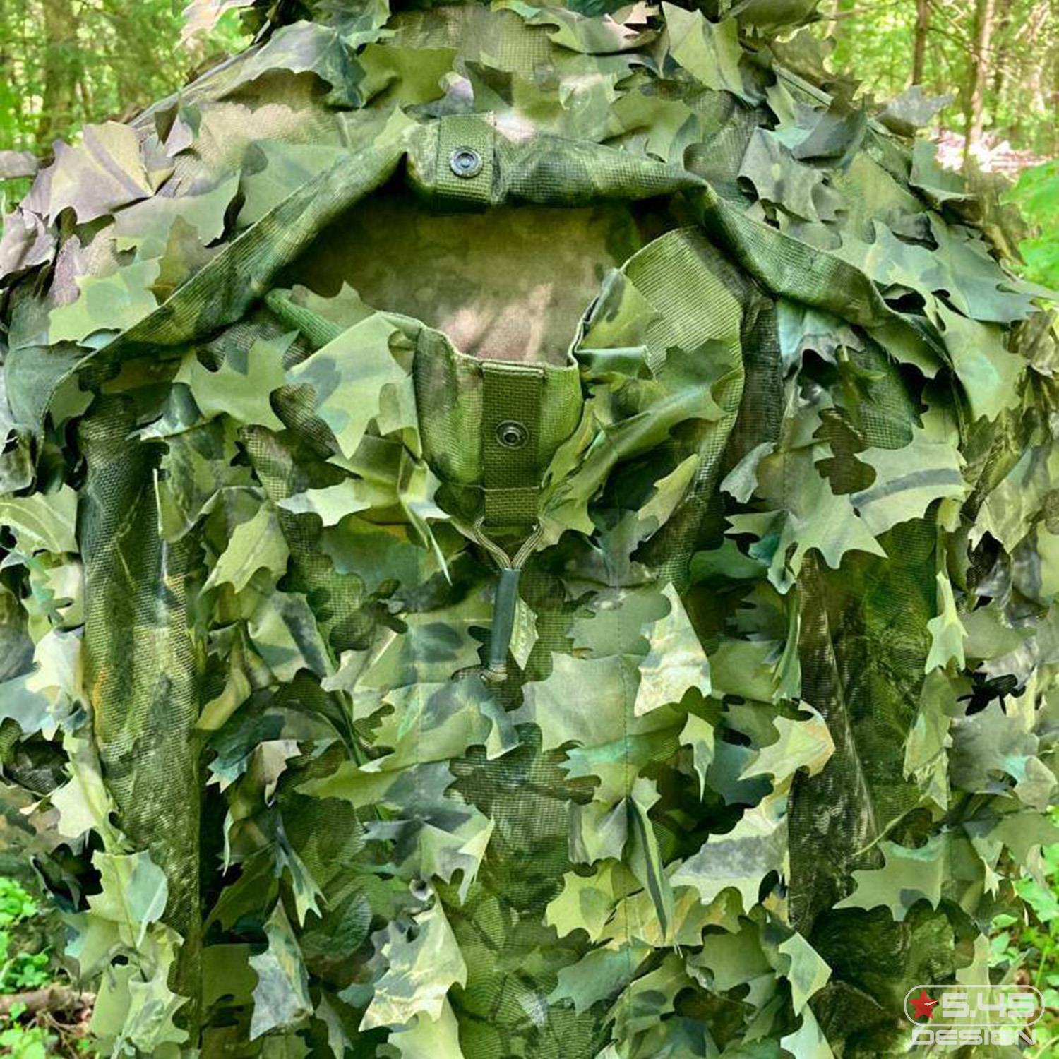 На задней части куртки маскировочного костюма предусмотрено специальное отверстие, открывающее доступ к эвакуационной петле